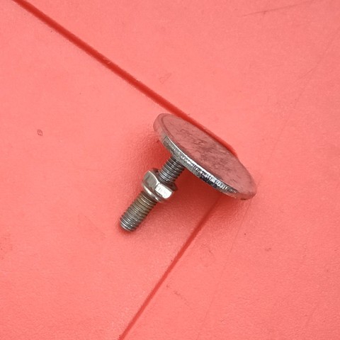 Auf dem Deckel meines roten Trolleyanhängers liegt ein Magnetgegenhalter der an die Vorderradgabel eines Falt-/Klapprades gehört.